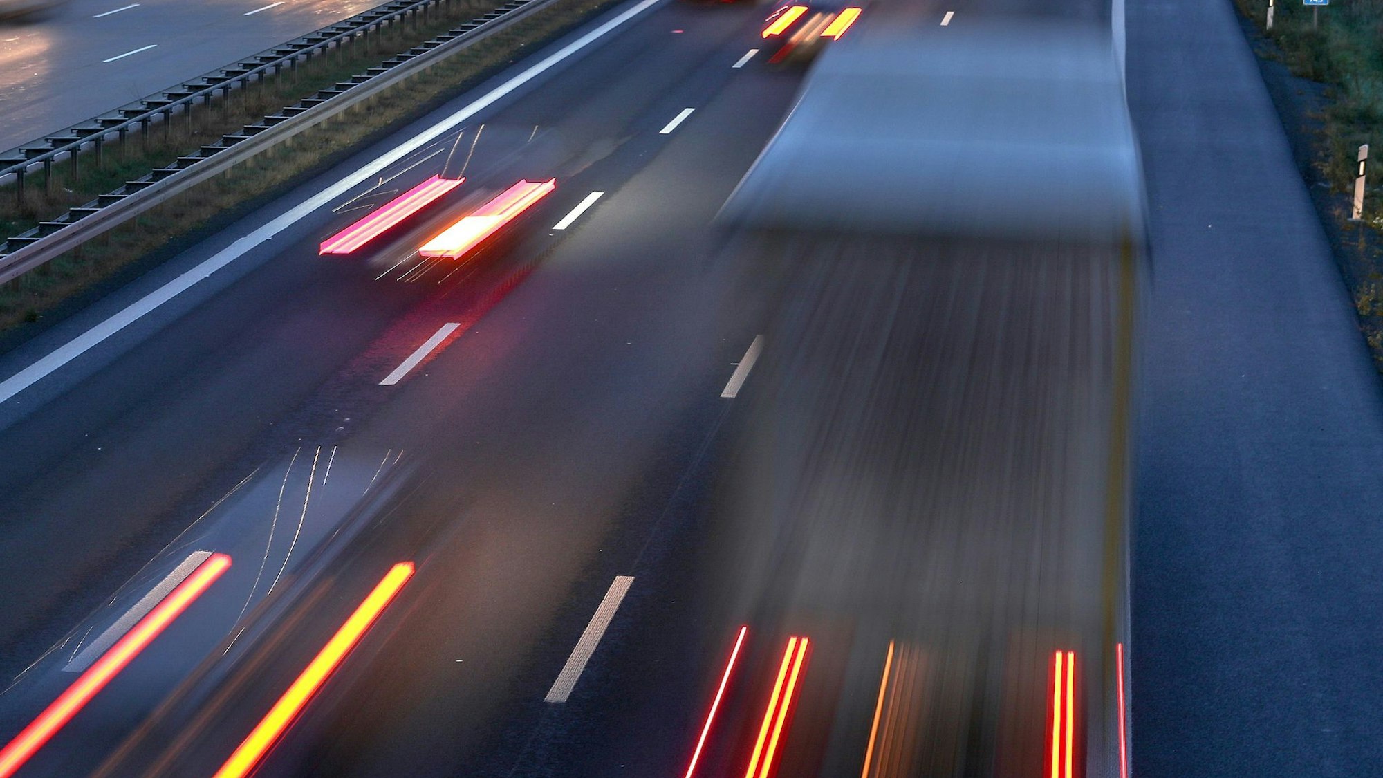 PKW und LKW auf der Autobahn
