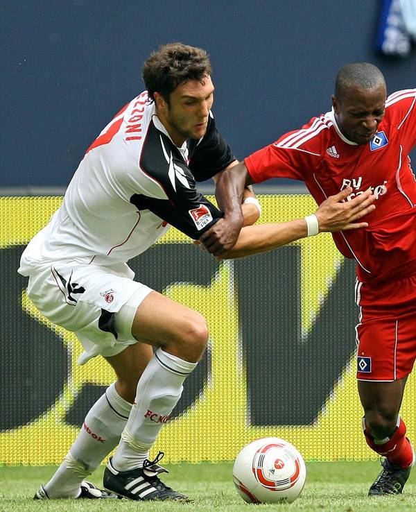 Romeo Castelen (M.) im Zweikampf mit Kevin Pezzoni (l.).