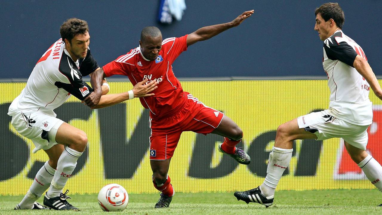 Romeo Castelen (M.) im Zweikampf mit Kevin Pezzoni (l.).