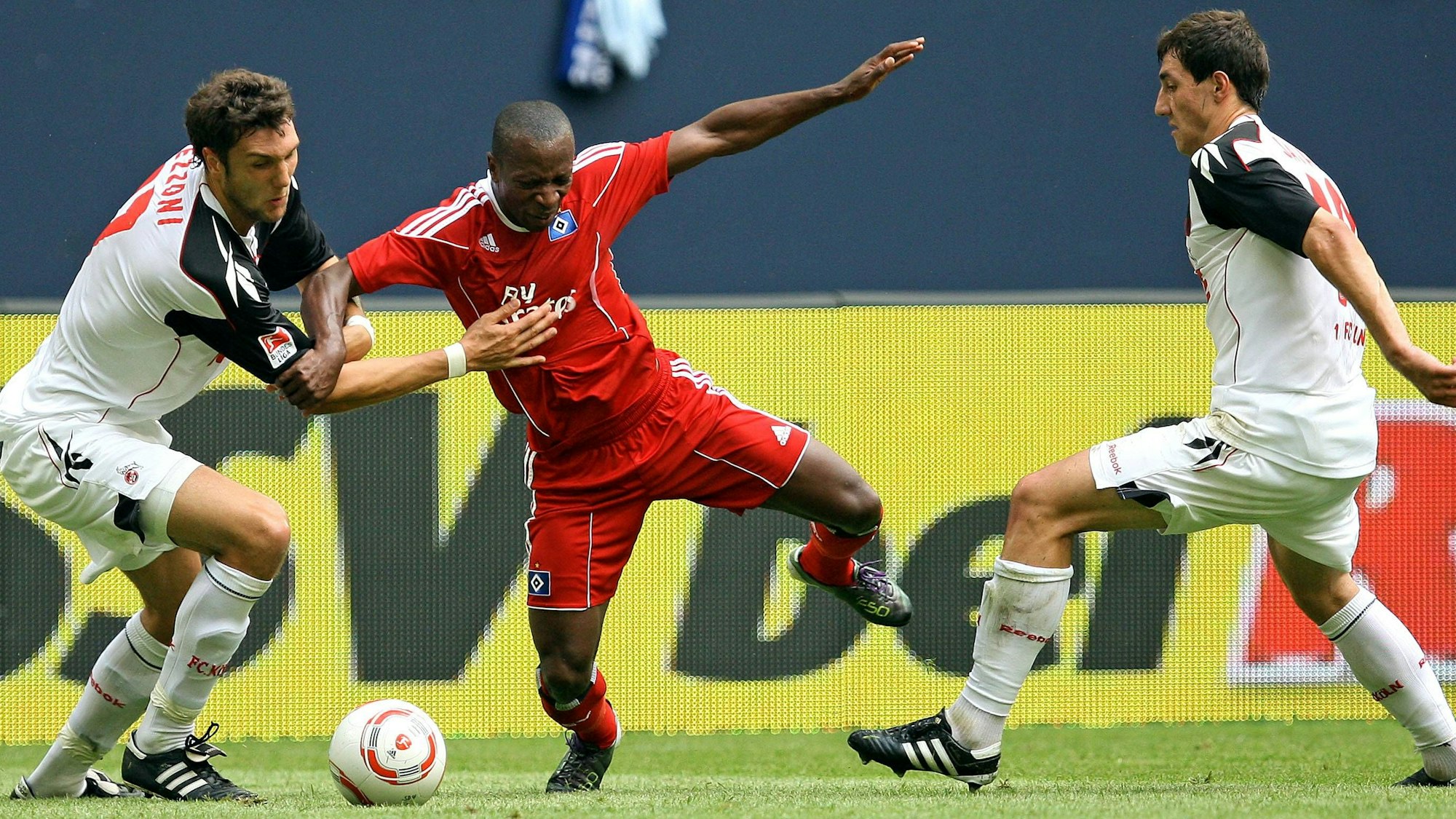 Romeo Castelen (M.) im Zweikampf mit Kevin Pezzoni (l.).