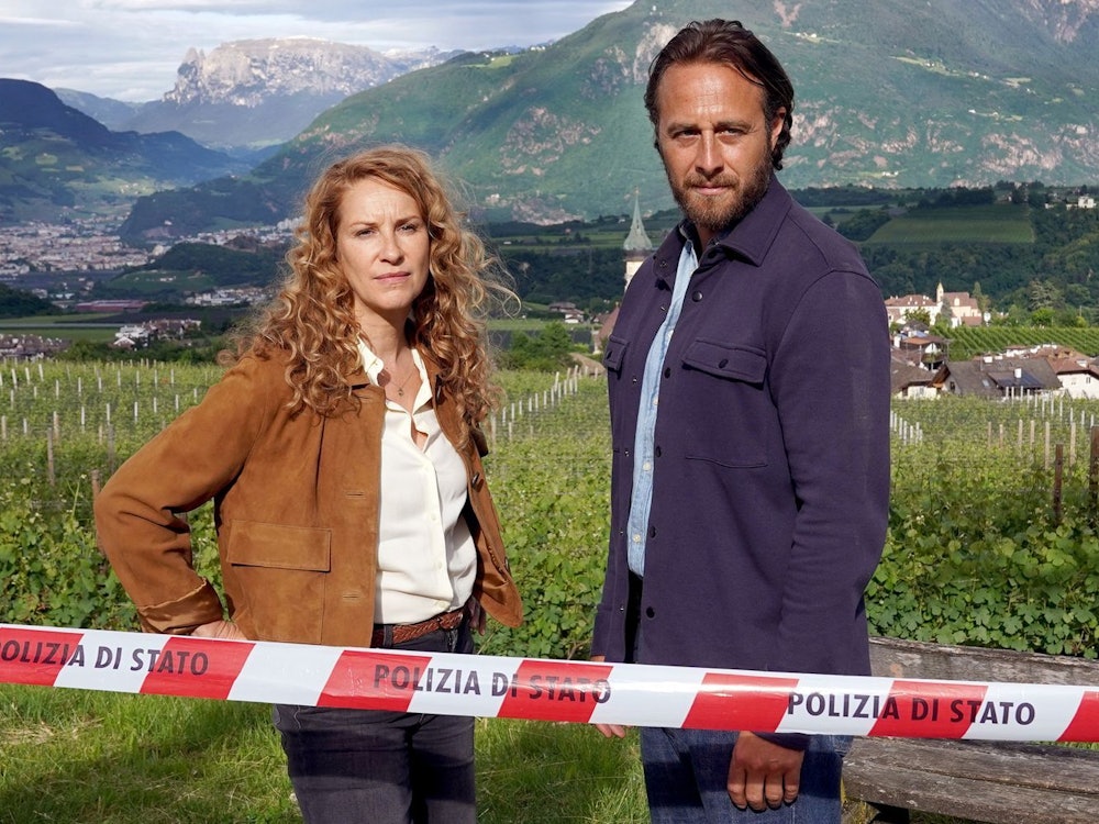 Seit 2015 ermittelt Chiara Schoras (Bild, mit Gabriel Raab) als Kommissarin Sonja Schwarz in der ARD-Reihe „Der Bozen-Krimi“.
(Bild: ARD Degeto Film/Hans Joachim Pfeiffer)