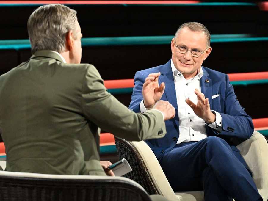 AfD-Chef Tino Chrupalla (rechts) redete sich bei „Markus Lanz“ um Kopf und Kragen, als es um die Vetternwirtschafts-Vorwürfe innerhalb seiner Partei ging. (Bild: Cornelia Lehmann / ZDF)