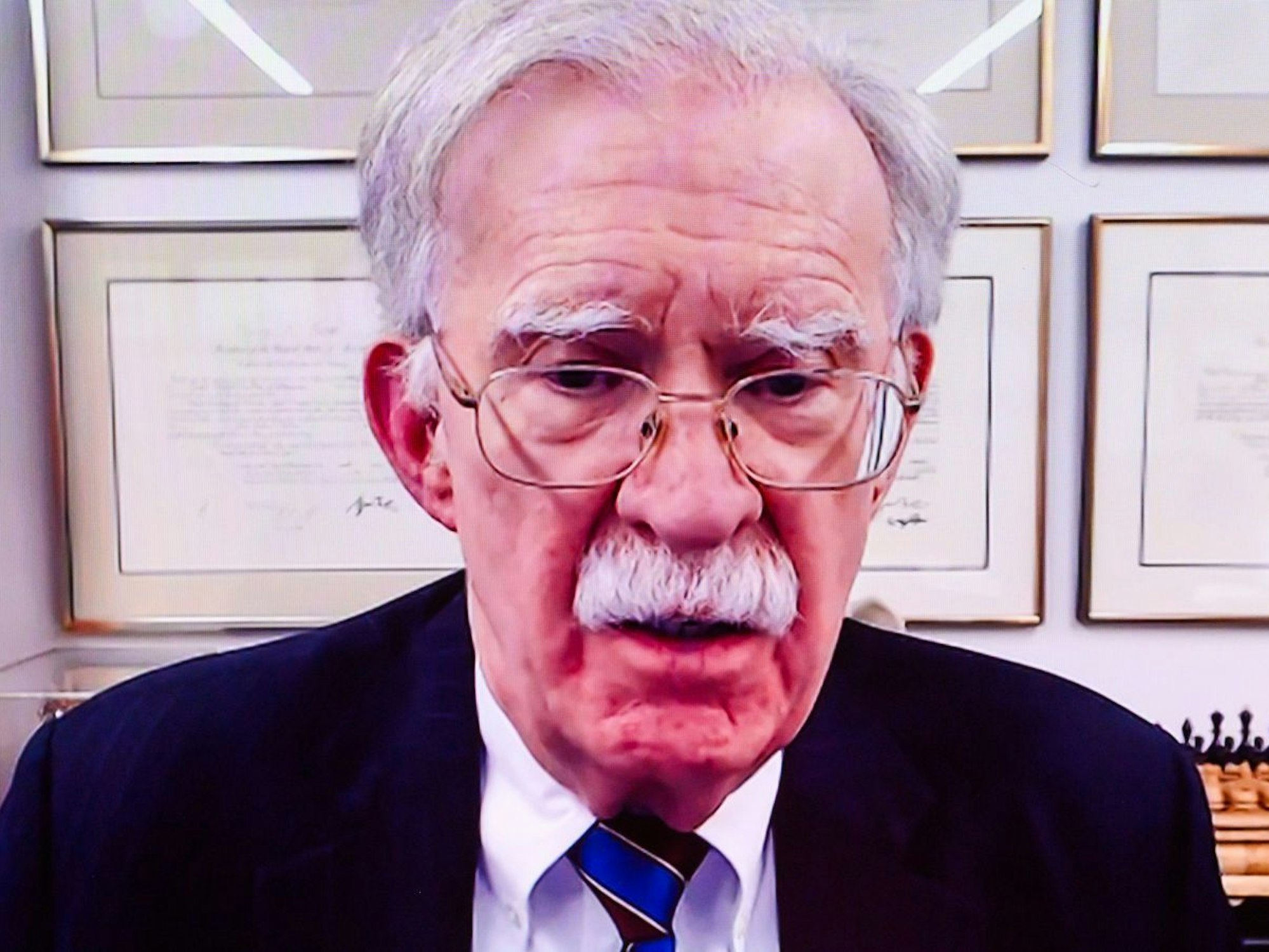 Maybrit Illner sprach erneut mit Trumps Ex-Sicherheitsberater John Bolton. (Bild: ZDF/Jule Roehr )
