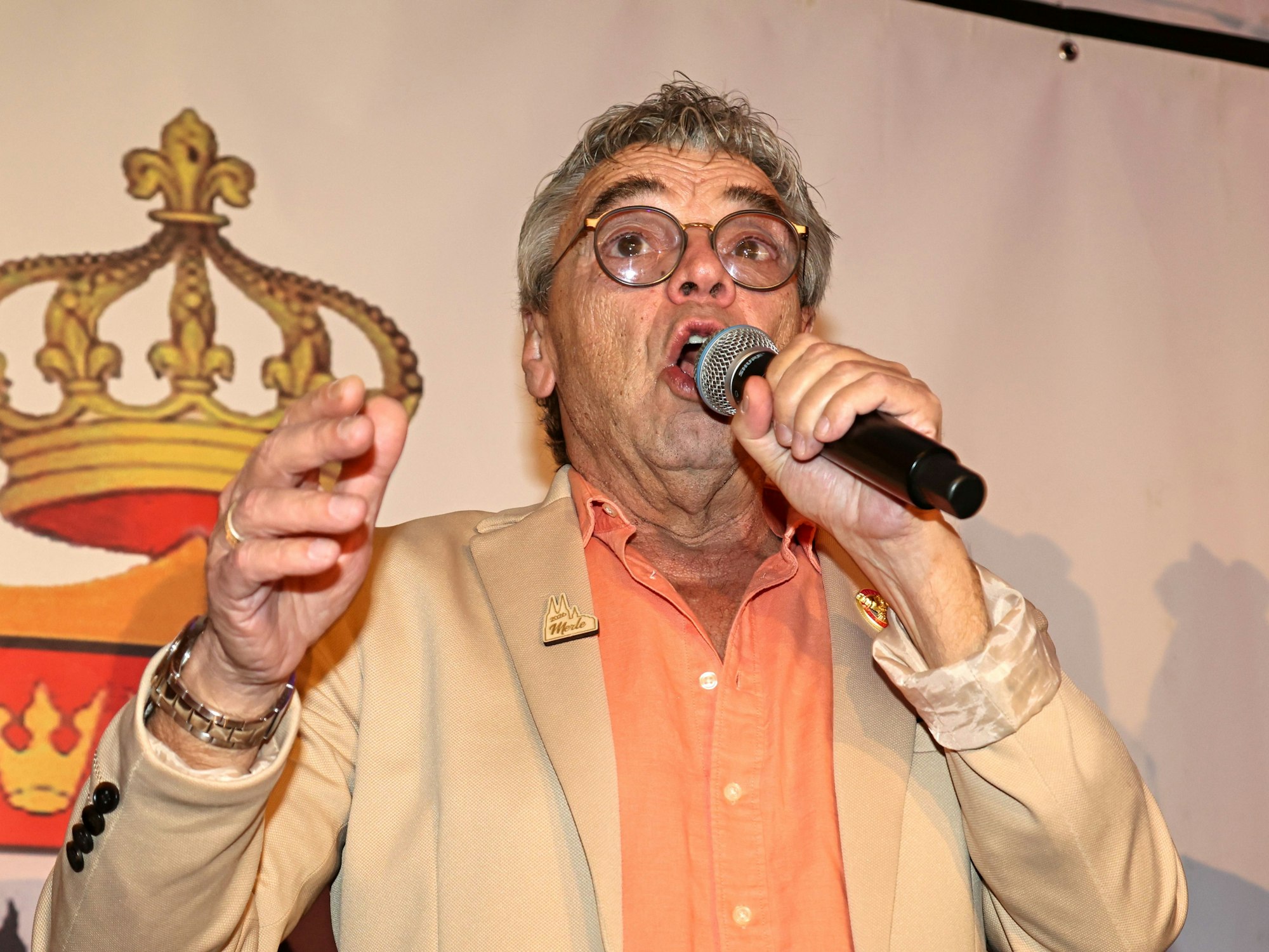 Micky Brühl steht beim Auftritt auf der Bühne.