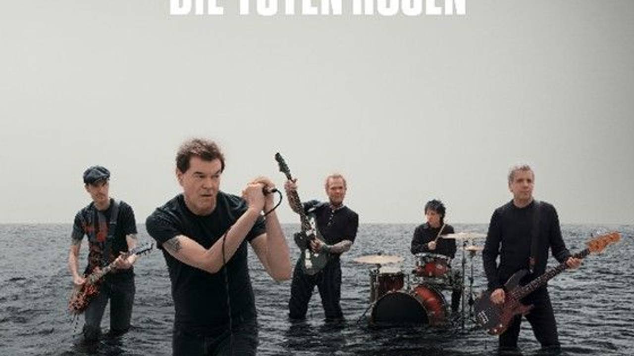 „Die Toten Hosen“ bringen ihre neue Single „Die Show muss weitergehen“ heraus.