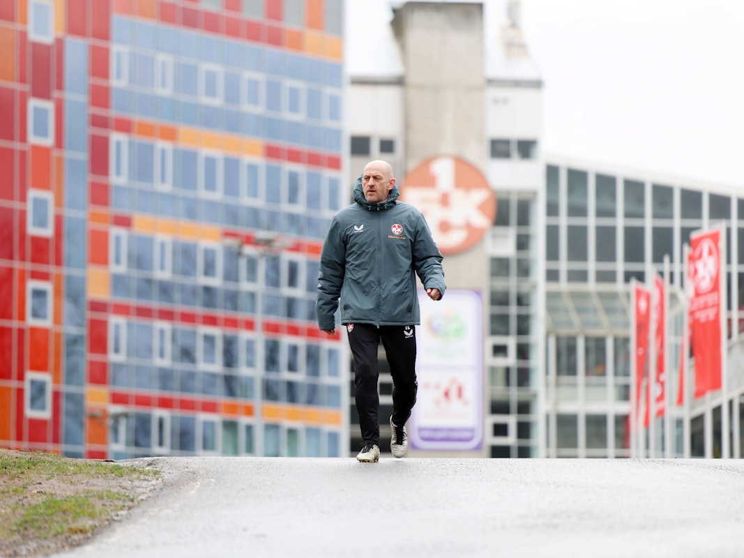 Torsten Lieberknecht geht über das Gelände des 1. FC Kaiserslautern.