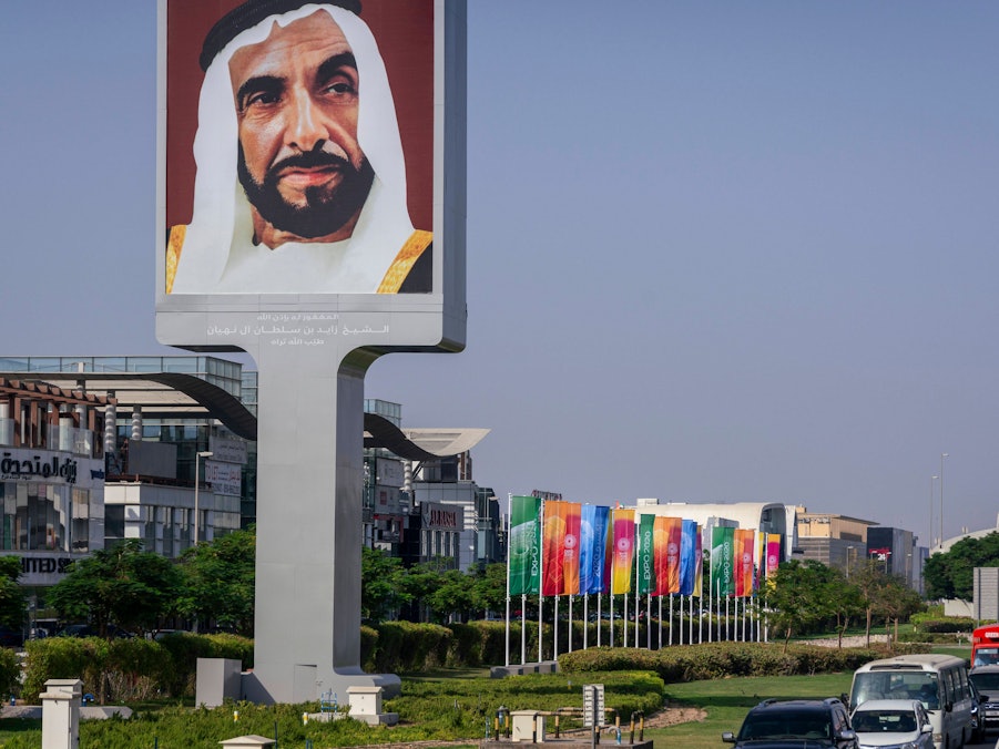 Großes Scheich Zayed Porträt, Flaggen, Gebäude, Fahrzeuge