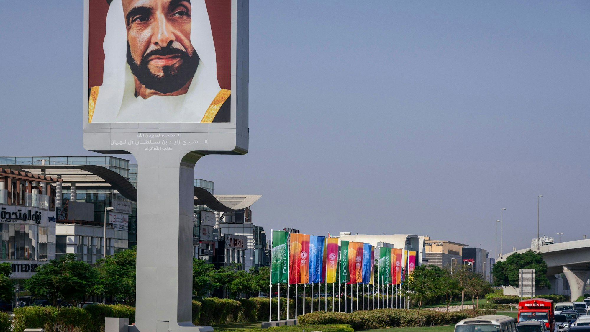 Großes Scheich Zayed Porträt, Flaggen, Gebäude, Fahrzeuge