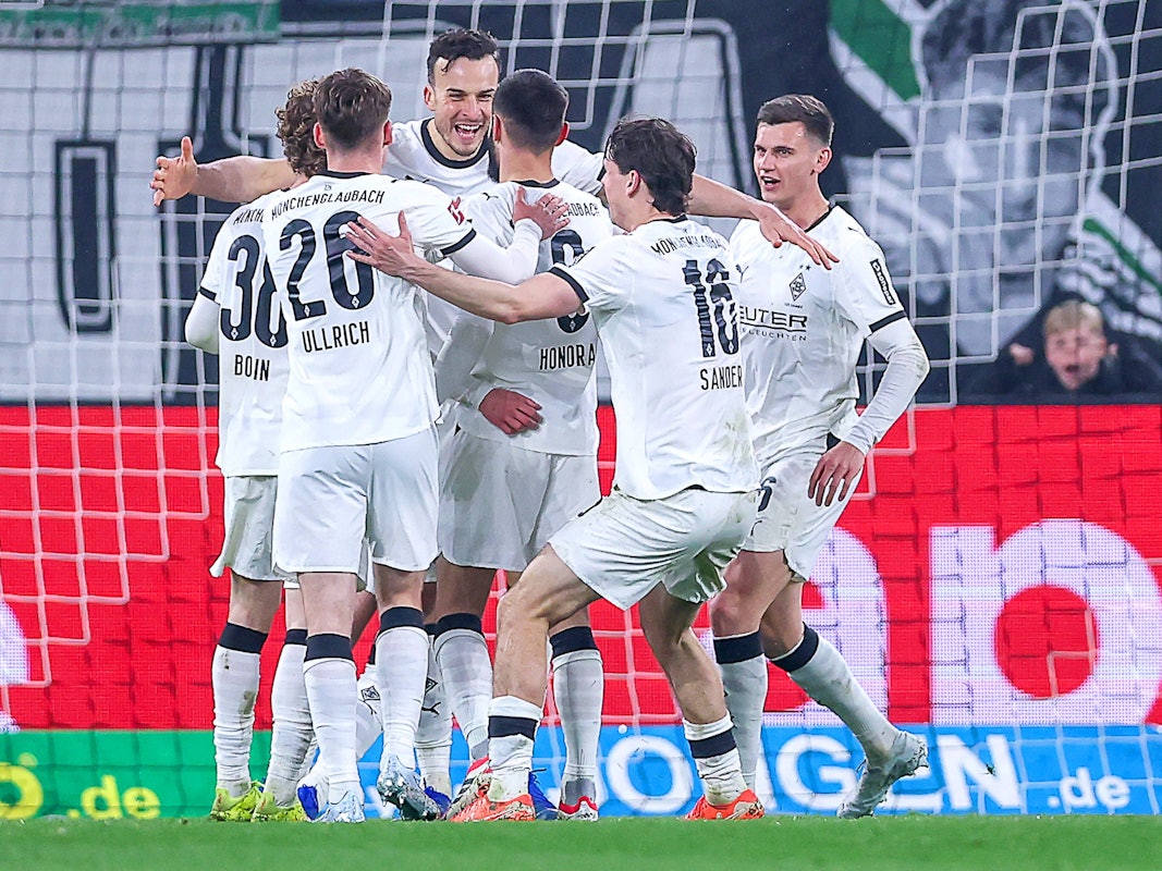 Die Mannschaft von Borussia Mönchengladbach jubelt gemeinsam nach einem Treffer.