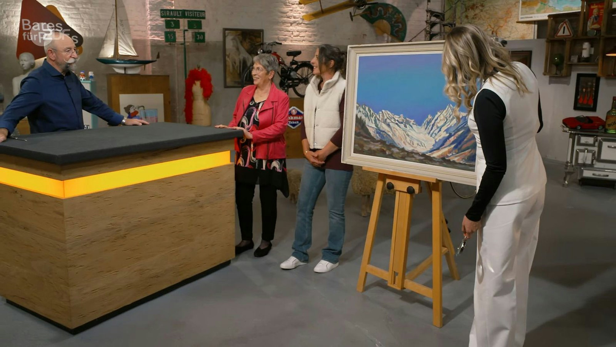 „Der Sehnsuchtsort manch eines Menschen: die Berge“, versank Horst Lichter im Blau und Weiß des Gemäldes. Diese Sehnsucht schien auch das „Bares für Rares“-Händlerteam zu plagen, denn die Gebote stiegen rasant in die Höhe.
(Bild: ZDF)