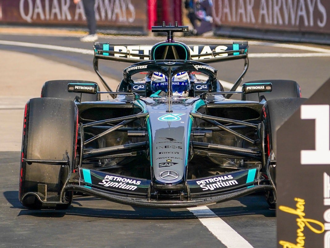 George Russell fährt vor das Schild mit der 1 nach einem Sprint-Qualifying.