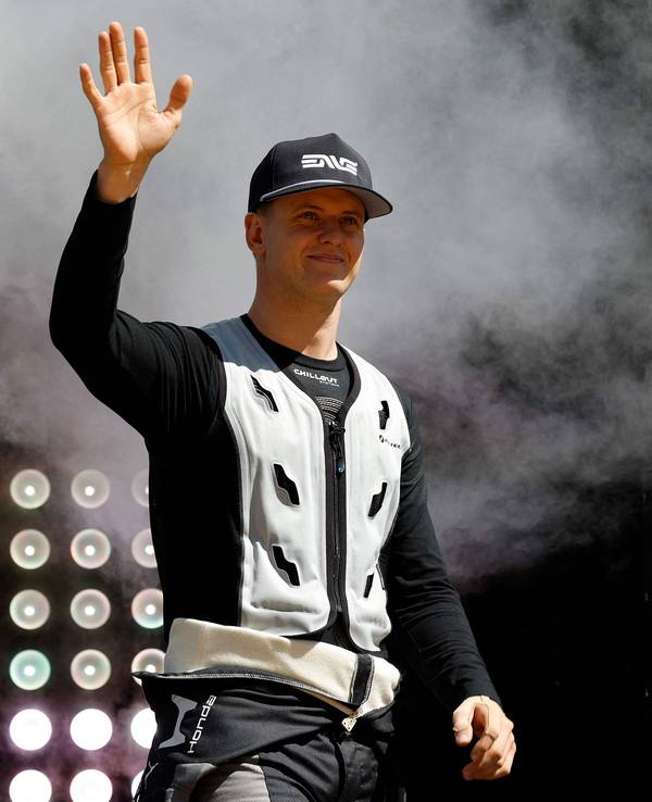 Mick Schumacher winkt auf der Bühne.