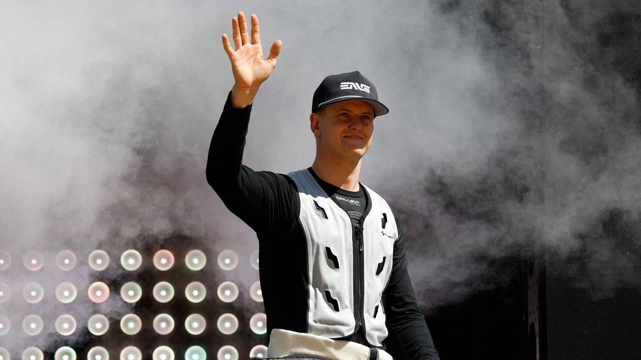 Mick Schumacher winkt auf der Bühne.