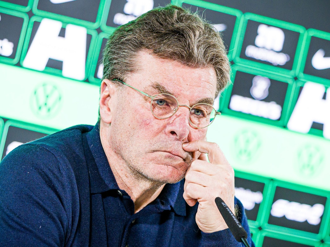 Dieter Hecking auf einer Pressekonferenz des VfL Wolfsburg.