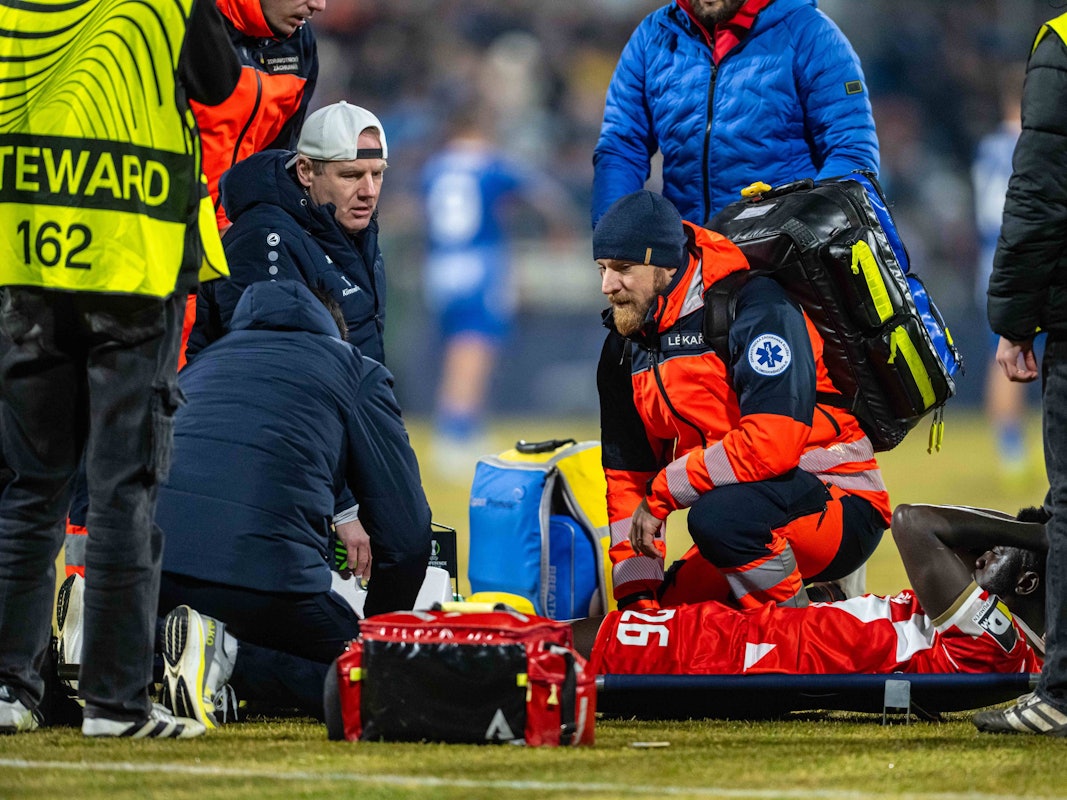 Mainz-Stürmer Silas Katompa Mvumpa liegt verletzt am Boden.