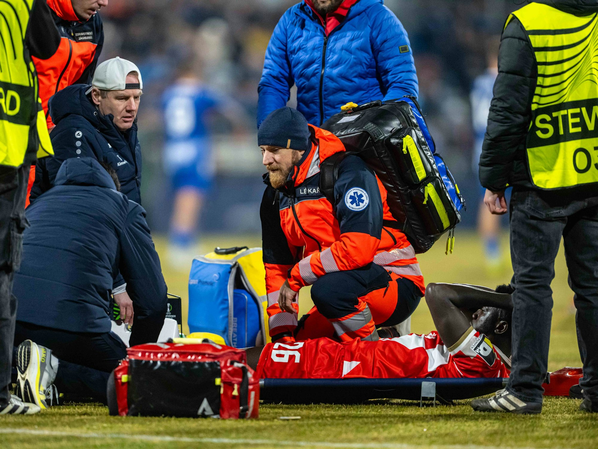 Mainz-Stürmer Silas Katompa Mvumpa liegt verletzt am Boden.