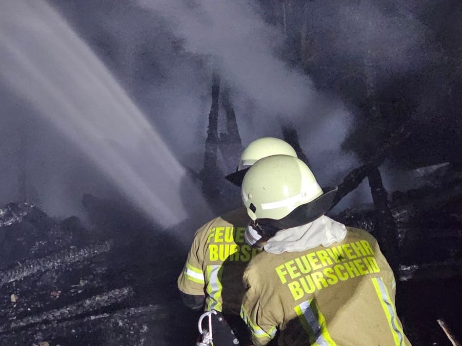 Ein brennender Schuppen in Burscheid wird von der Feuerwehr gelöscht.