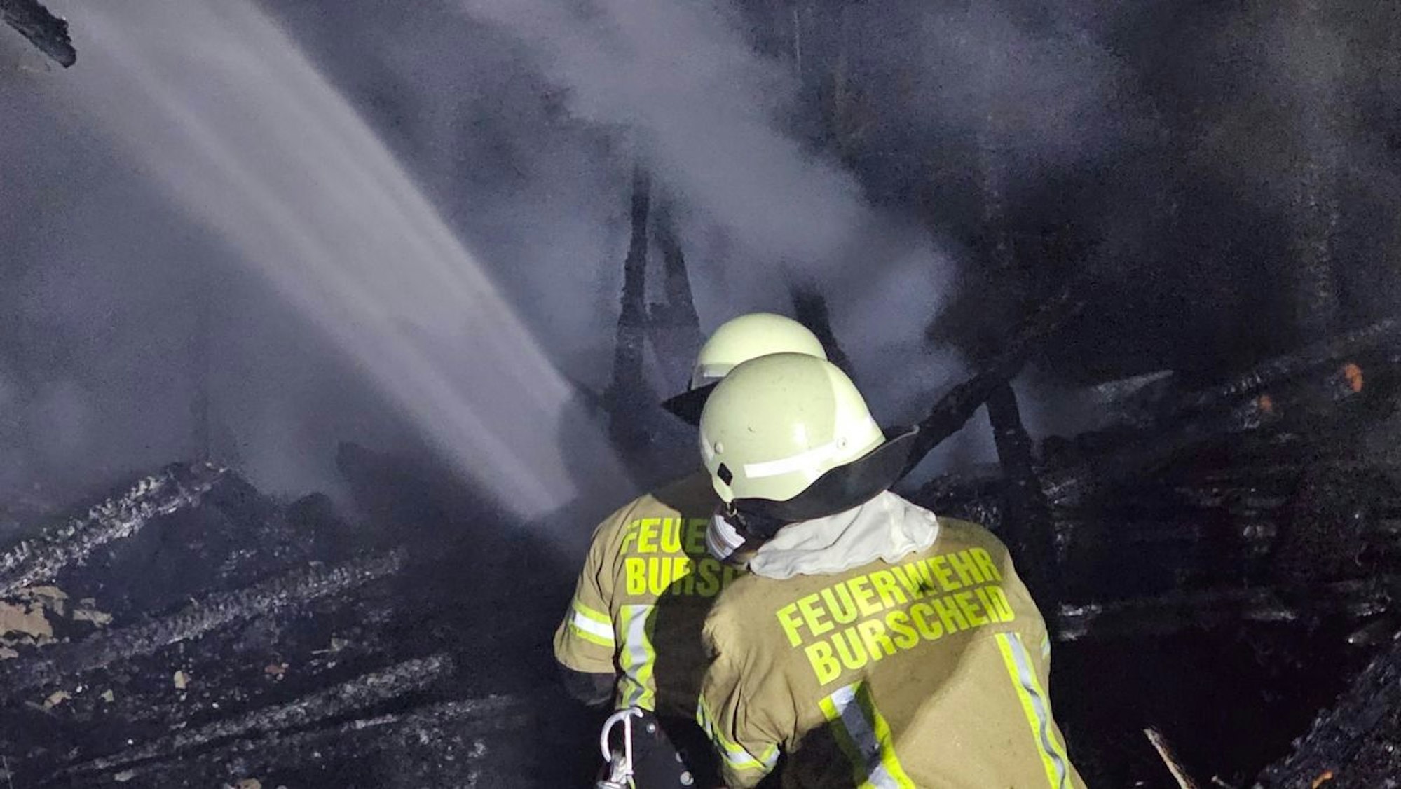 Ein brennender Schuppen in Burscheid wird von der Feuerwehr gelöscht.