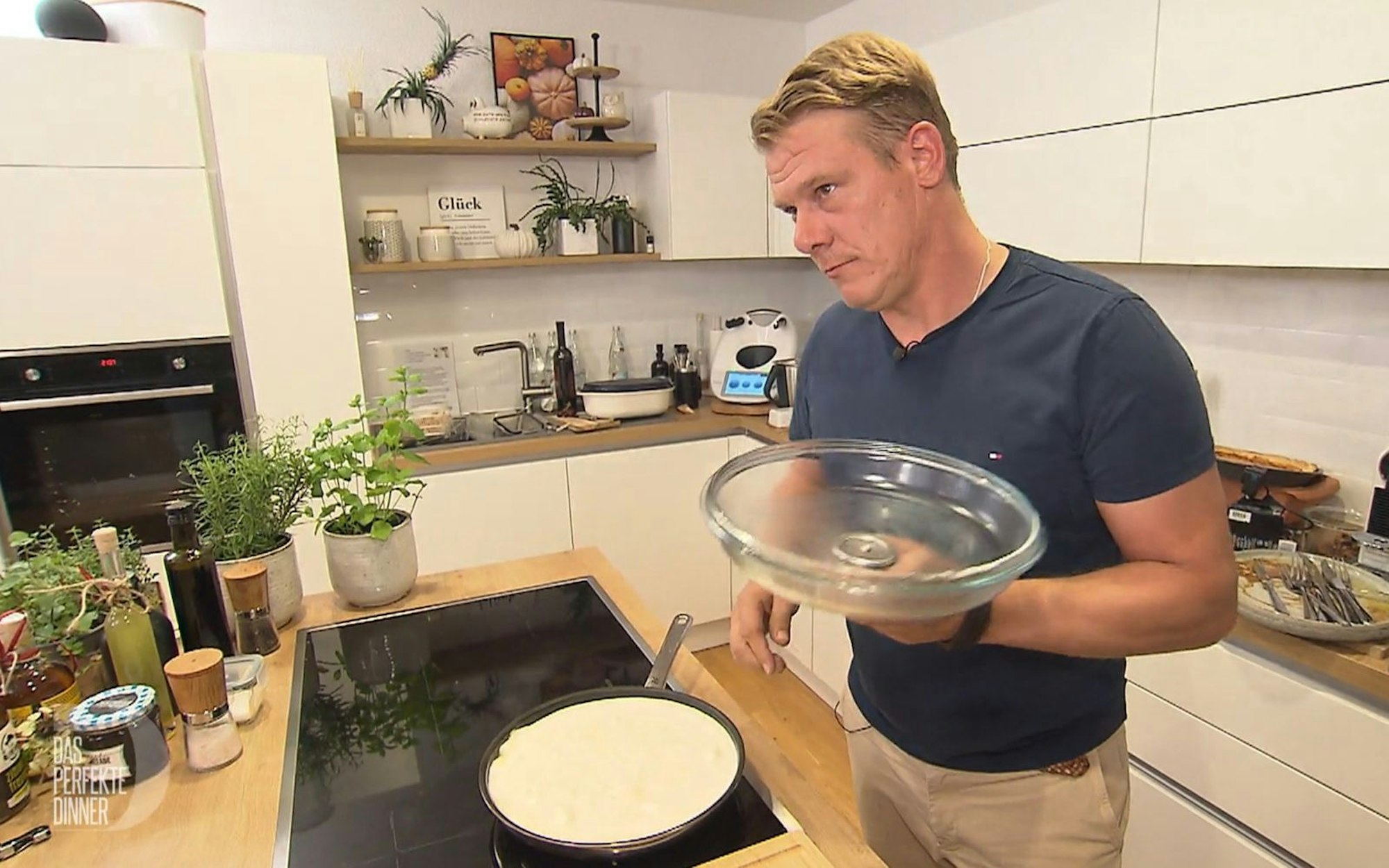 Pech für Final-Gastgeber Andreas (43): Sein Kaiserschmarrn misslingt. (Bild: RTL)