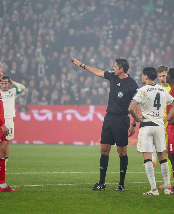 Deniz Aytekin gestikuliert, um ihn herum stehen Spieler von Gladbach und Köln.