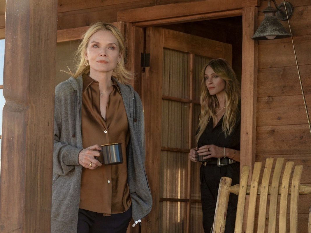 Stacy Clyburn (Michelle Pfeiffer, links) und ihre Tochter Paige (Elle Chapman) können dem Leben in Montana nicht allzu viel abgewinnen. (Bild: Emerson Miller /Paramount + 2026 Viacom International Inc.)