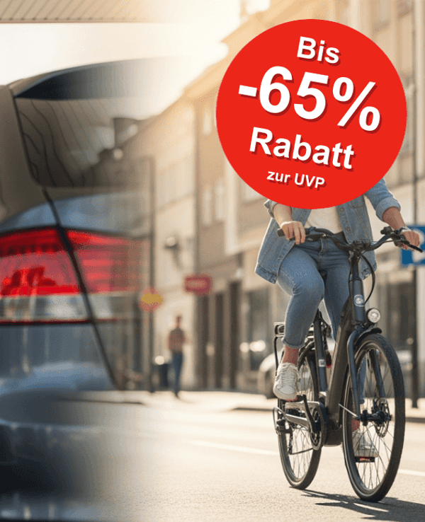 Ein Mann der geschockt von den Tankpreisen ist während eine Frau mit dem E-Bike fährt.