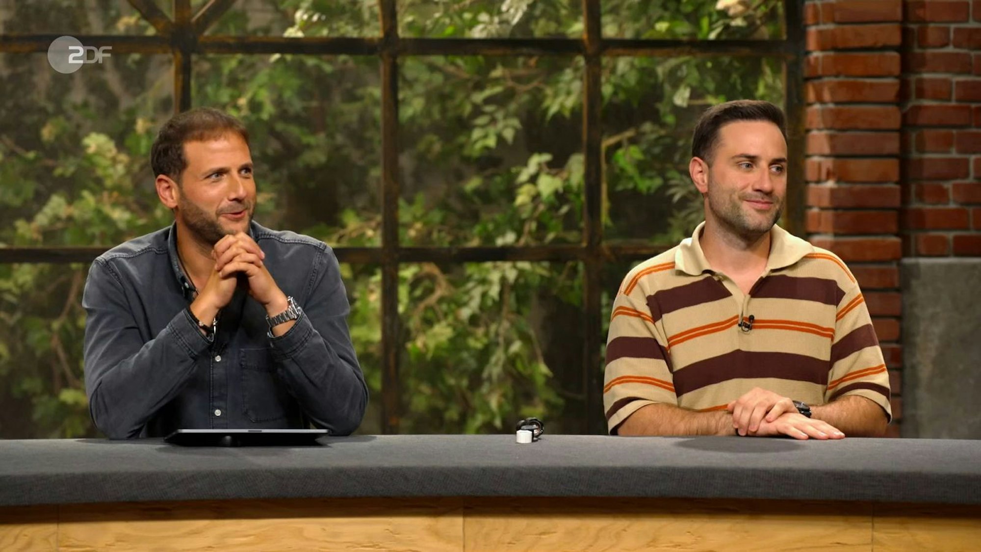 Julian Schmitz-Avila (links) und Davis Suppes (rechts) lieferten sich ein Wettbieten, das Schmitz-Avila bei 2.800 Euro gewann. (Bild: ZDF)