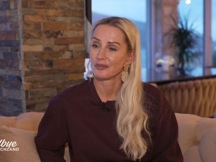 Peggy Jerofke fällt aus allen Wolken, als sie erfährt, wie viel Geld ihr Verlobter Steff heimlich investiert hat. (Bild: RTL)