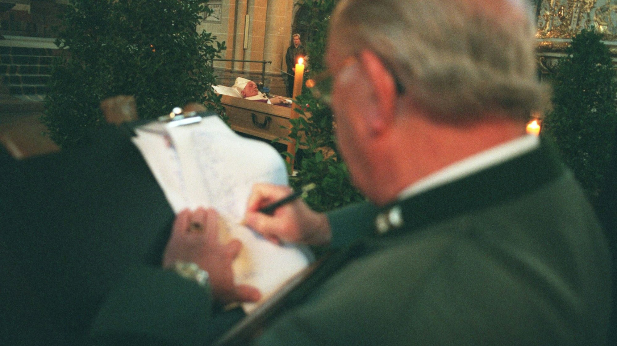 Mann schreibt in Kondolenzbuch für Johannes Joachim Degenhardt