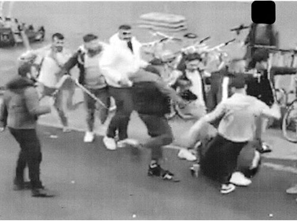 Polizei-Absperrband an einem Tatort. (Symbolfoto)