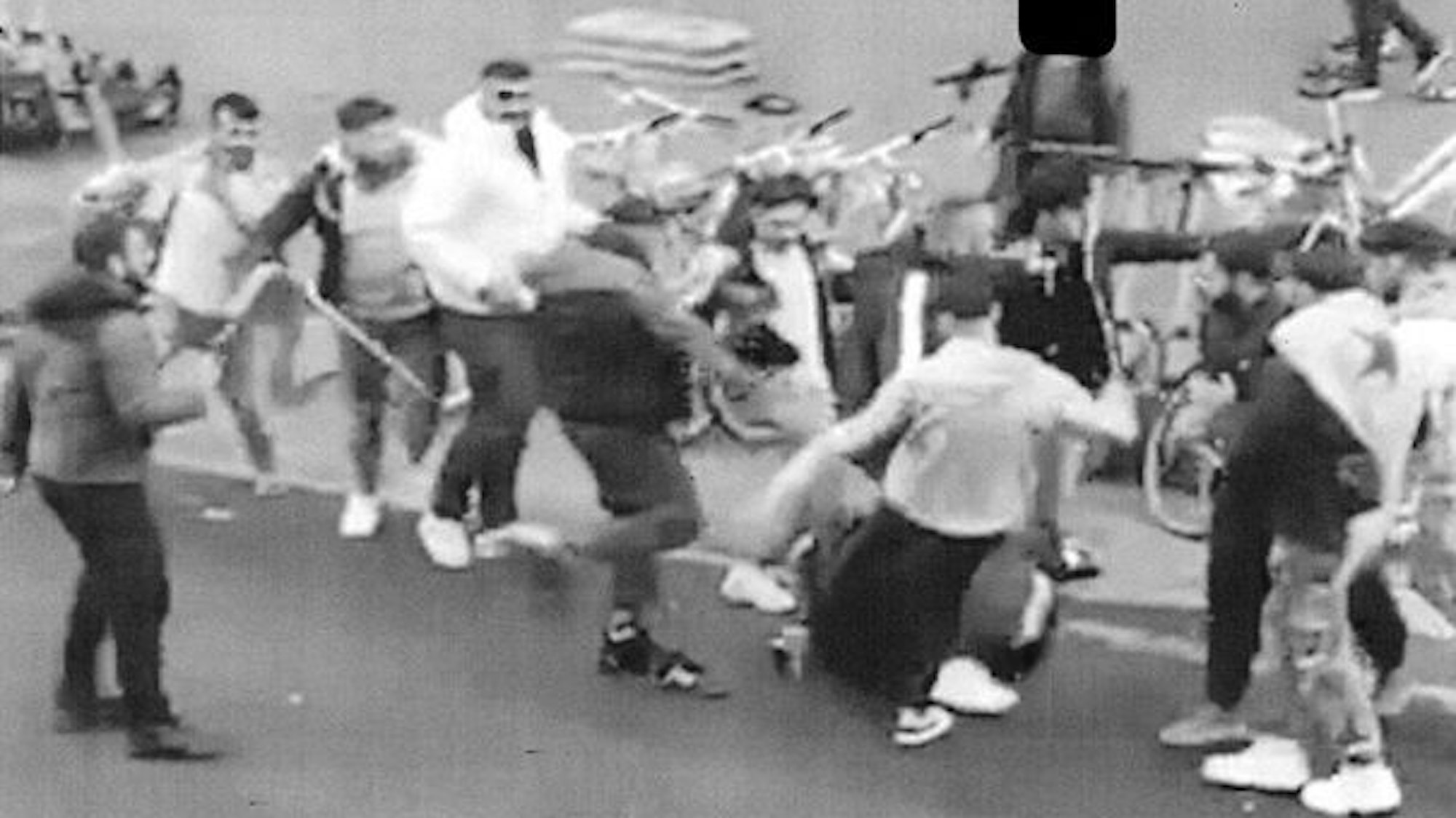 Polizei-Absperrband an einem Tatort. (Symbolfoto)