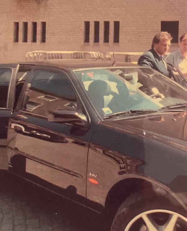 Zeitzeugen-Dokument: Erwin Müller steigt in den Dienstwagen, während der Kölner Oberbürgermeister Norbert Burger (l.) die Fahrzeugtür öffnet. Müller war von 1991 bis 1999 Burgers Cheffahrer.