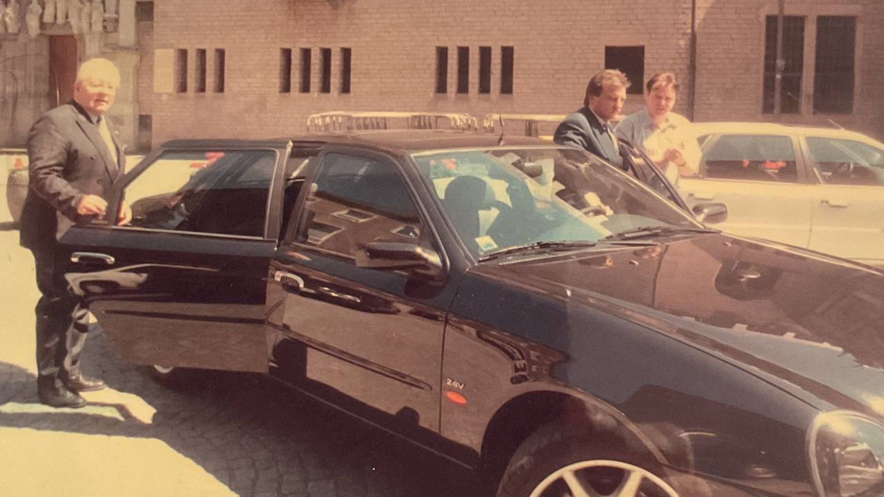 Zeitzeugen-Dokument: Erwin Müller steigt in den Dienstwagen, während der Kölner Oberbürgermeister Norbert Burger (l.) die Fahrzeugtür öffnet. Müller war von 1991 bis 1999 Burgers Cheffahrer.
