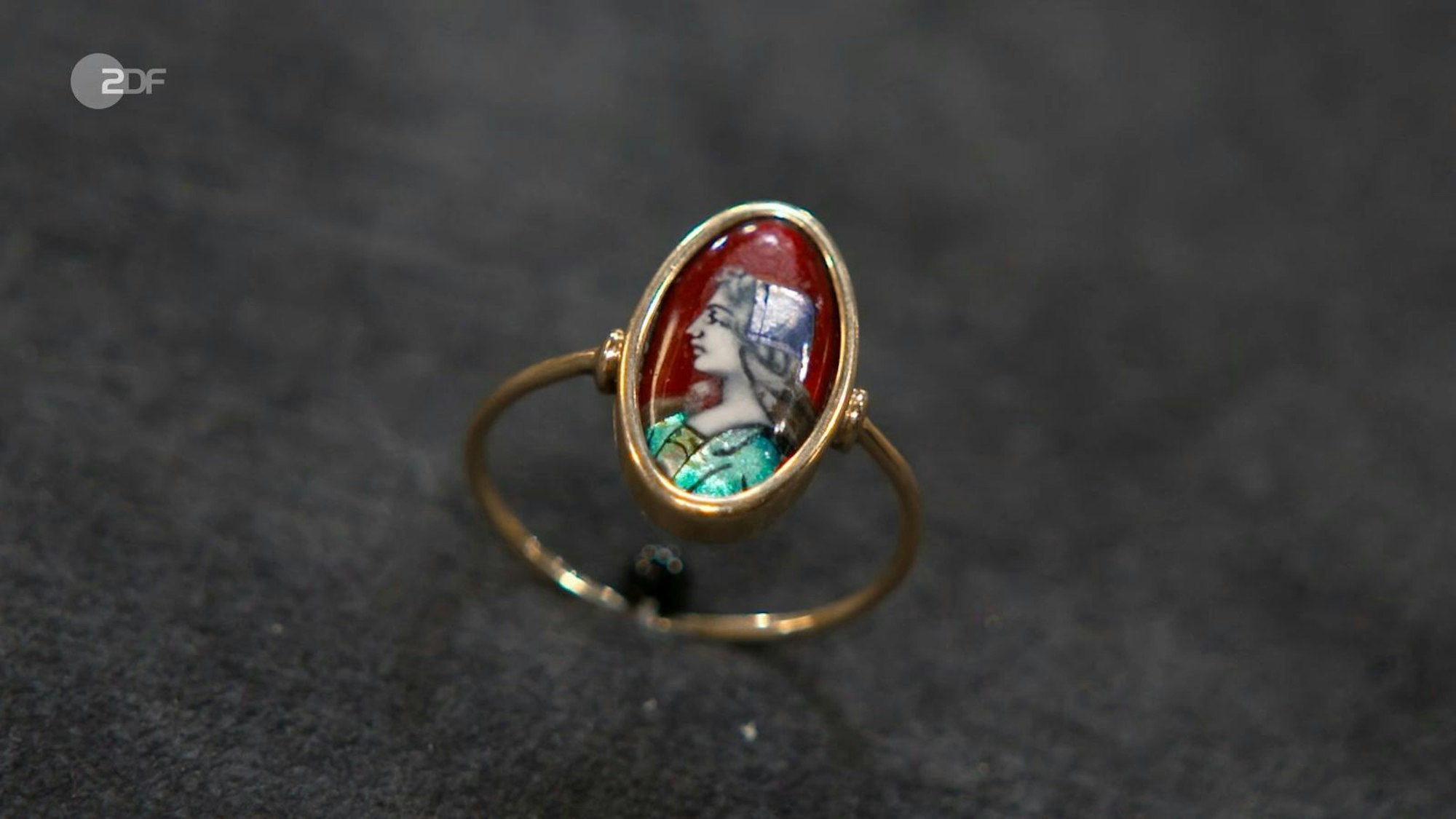 Welche Rarität außerdem zum Verkauf angeboten wurde: der Ring mit einem Emaillebild aus den 1920er-Jahren und einem Schätzwert von 700 bis 900 Euro. Der Verkäufer wäre mit „80 Euro vom Waldi“ zufrieden gewesen, doch Walter Lehnertz bezahlte sogar 250 Euro.
(Bild: ZDF)