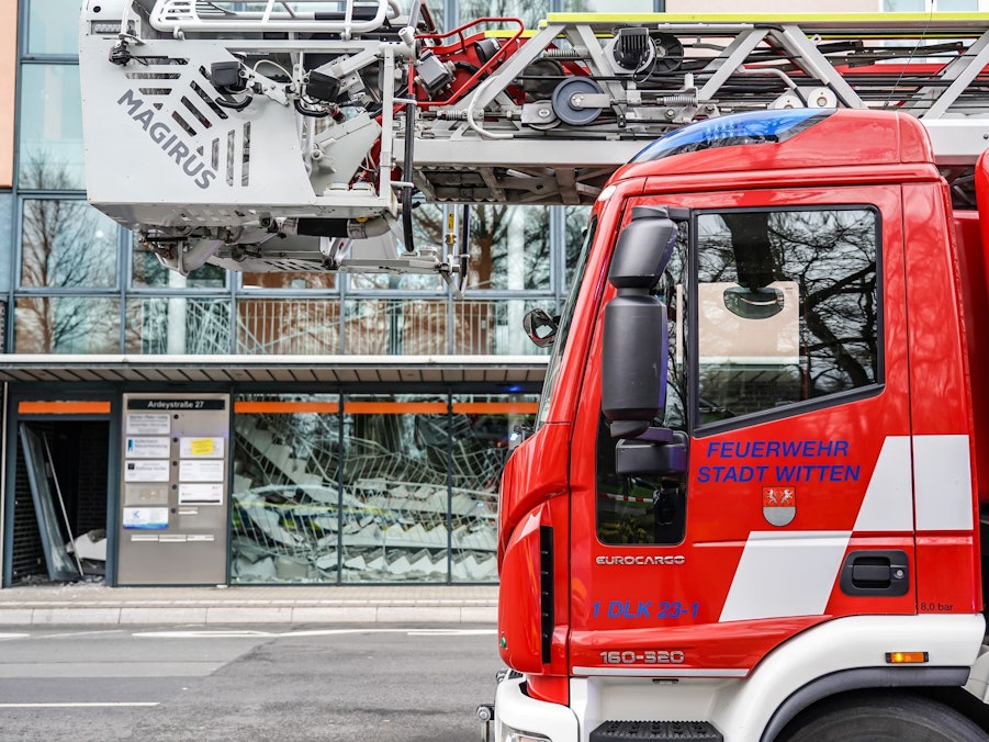 Treppe von Ärztehaus stürzt über mehrere Etagen ein