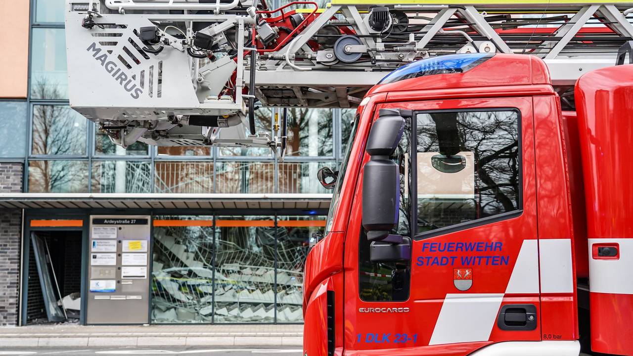 Treppe von Ärztehaus stürzt über mehrere Etagen ein