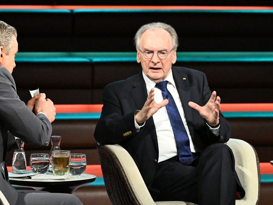 Der im Januar zurückgetretene Ministerpräsident von Sachsen-Anhalt, Reiner Haseloff, bezog bei „Markus Lanz“ Stellung zu den starken Umfrageergebnissen der AfD in seinem Bundesland. (Bild: ZDF / Cornelia Lehmann)