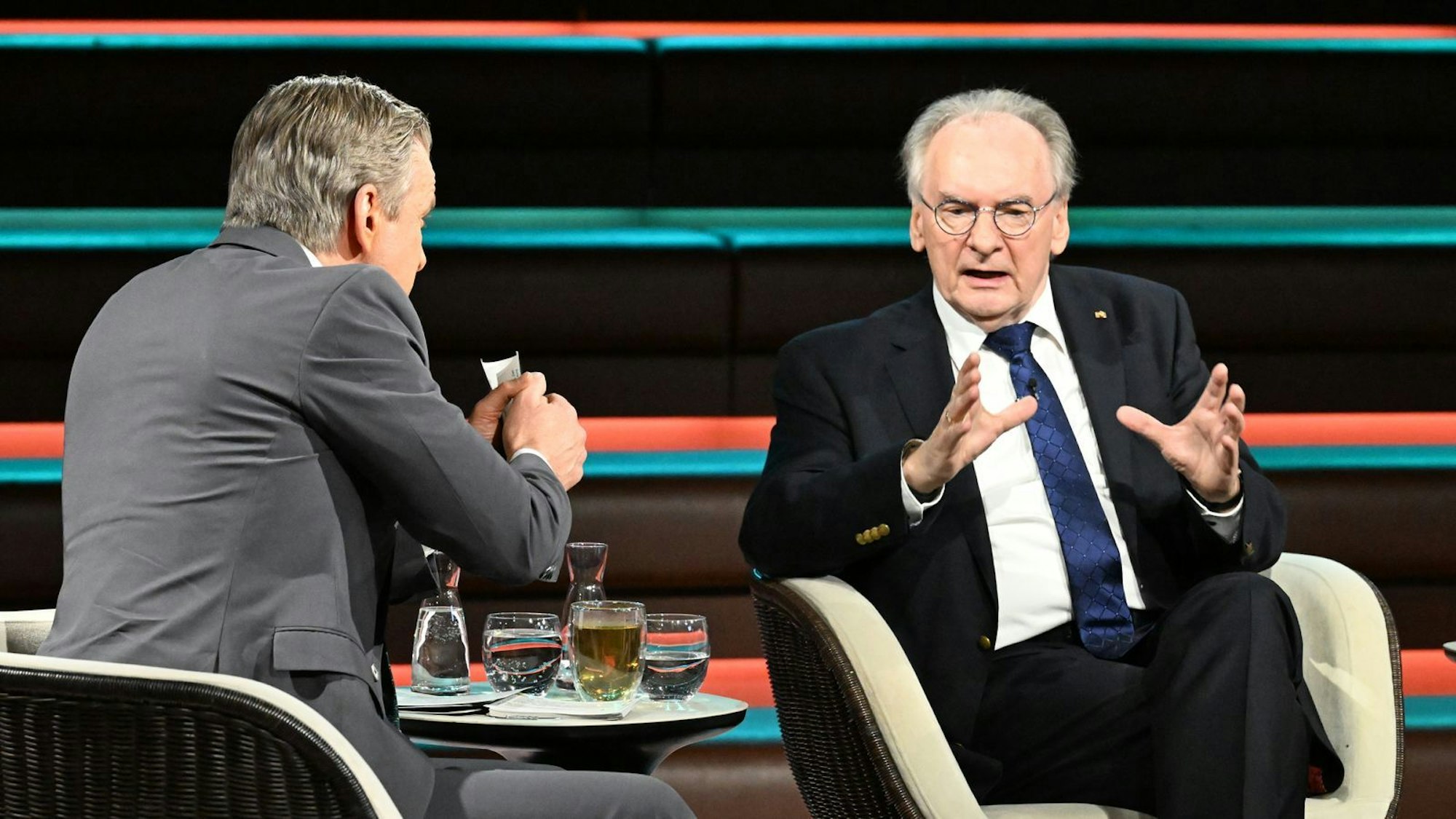Der im Januar zurückgetretene Ministerpräsident von Sachsen-Anhalt, Reiner Haseloff, bezog bei „Markus Lanz“ Stellung zu den starken Umfrageergebnissen der AfD in seinem Bundesland. (Bild: ZDF / Cornelia Lehmann)
