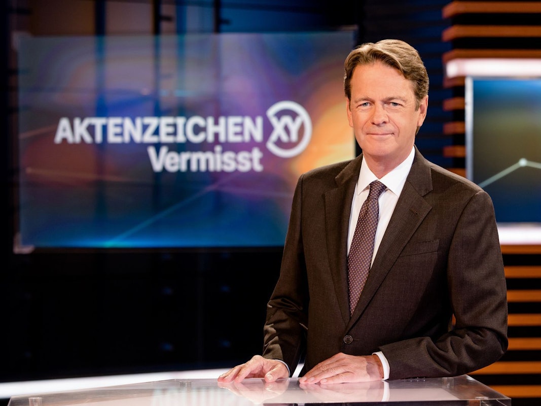 Auch als „Aktenzeichen XY“-Moderator ist Rudi Cerne nicht vor Betrug gefeit. (Bild: ZDF / Nadine Rupp)
