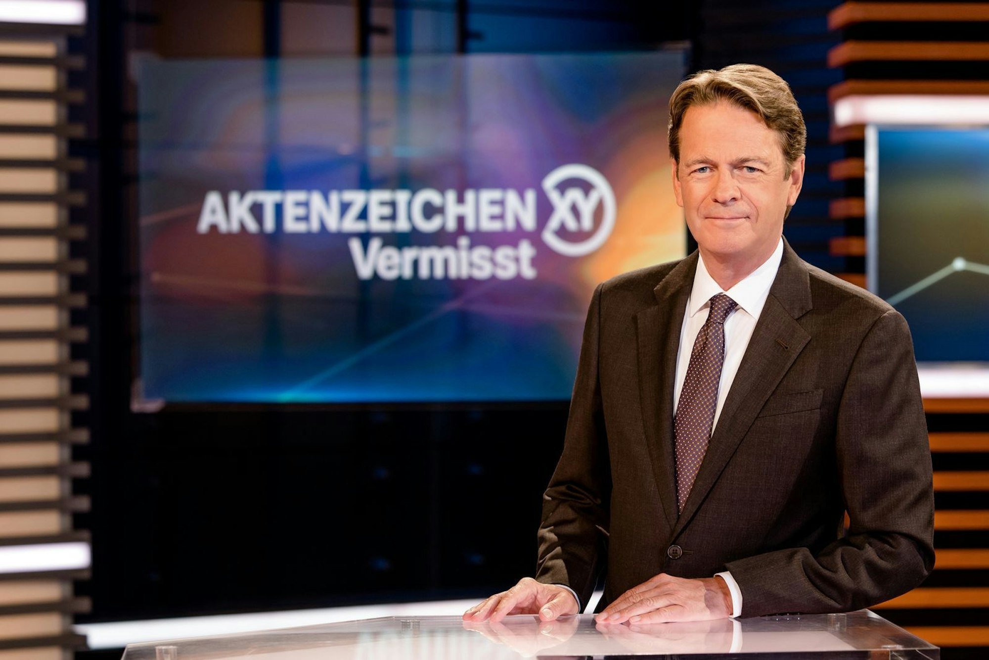 Auch als „Aktenzeichen XY“-Moderator ist Rudi Cerne nicht vor Betrug gefeit. (Bild: ZDF / Nadine Rupp)