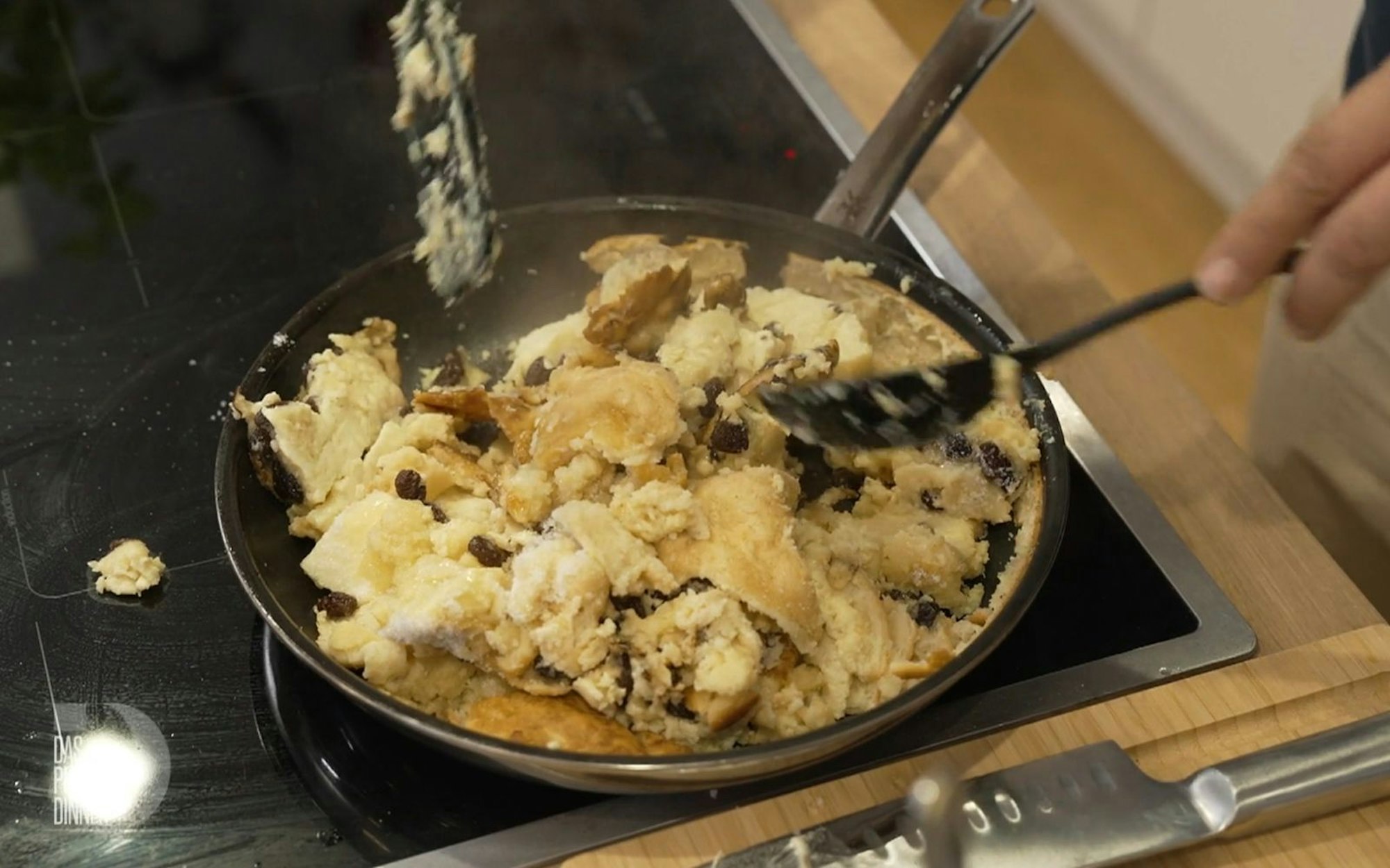 „Der ist wohl in die Hose gegangen“, betrauert Andreas (43) seinen zu weichen Kaiserschmarrn. (Bild: RTL)