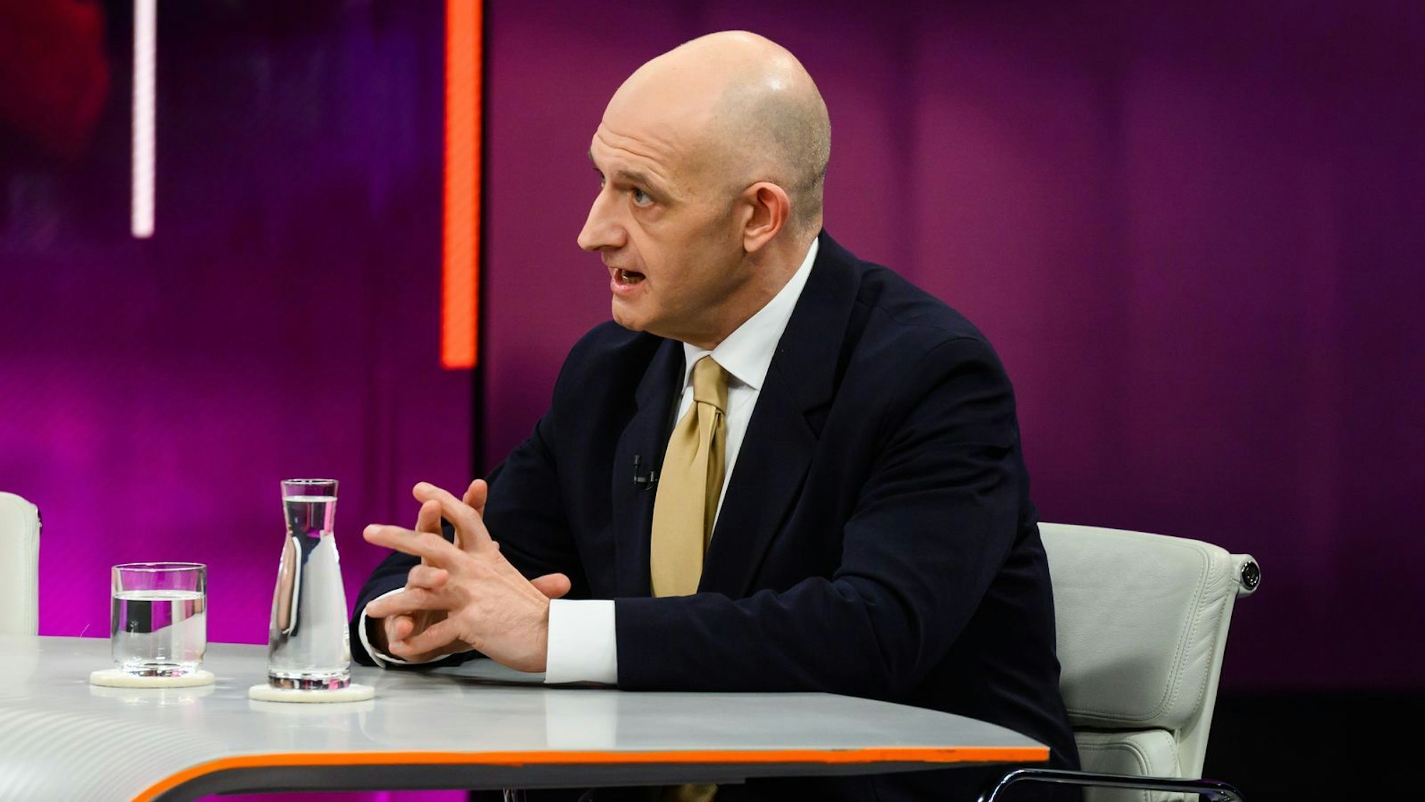 ahost- und Terrorismus-Experte Hans-Jakob Schindler warnte: „Wenn das Regime überlebt, werden wir Chaos sehen.“ (Bild: ZDF/Jule Roehr )