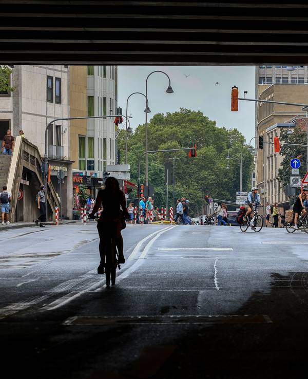 Fahrradfahrer fahren auf der Trankgasse vor dem Kölner Dom