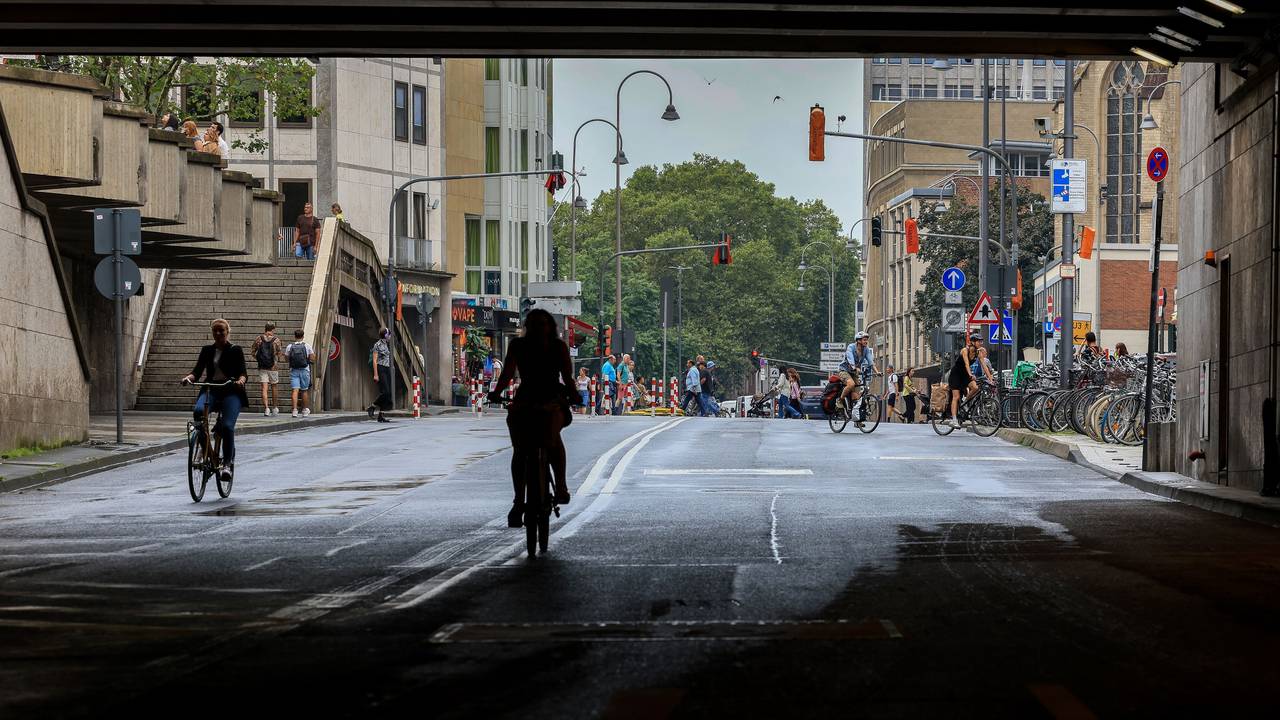 Fahrradfahrer fahren auf der Trankgasse vor dem Kölner Dom