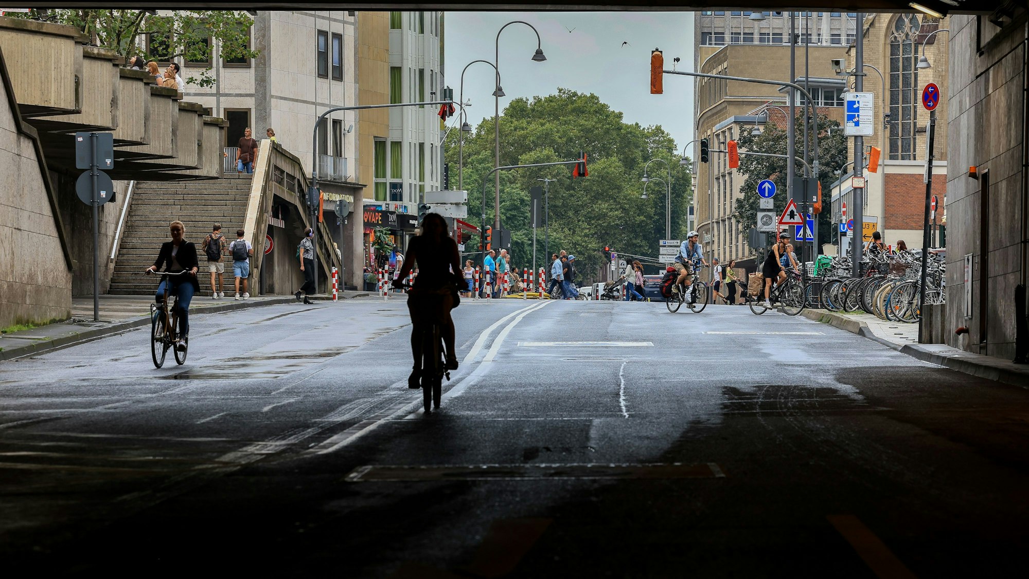 Fahrradfahrer fahren auf der Trankgasse vor dem Kölner Dom