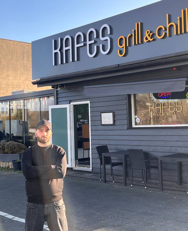 Kerim Akpinar steht vor seinem Restaurant.