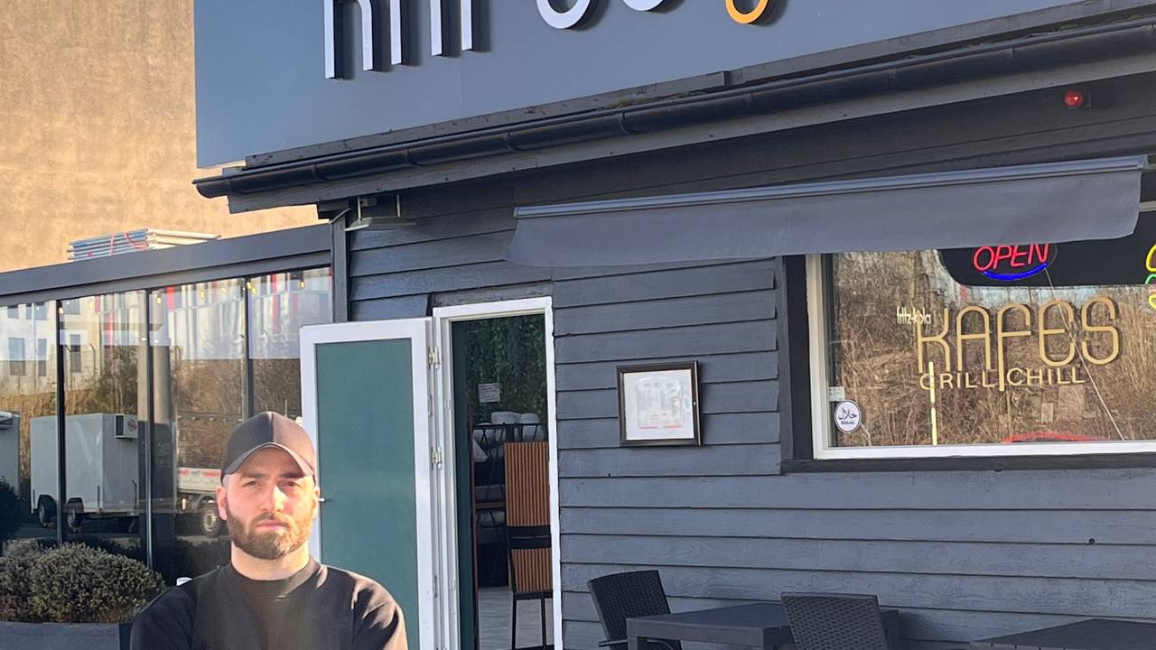 Kerim Akpinar steht vor seinem Restaurant.