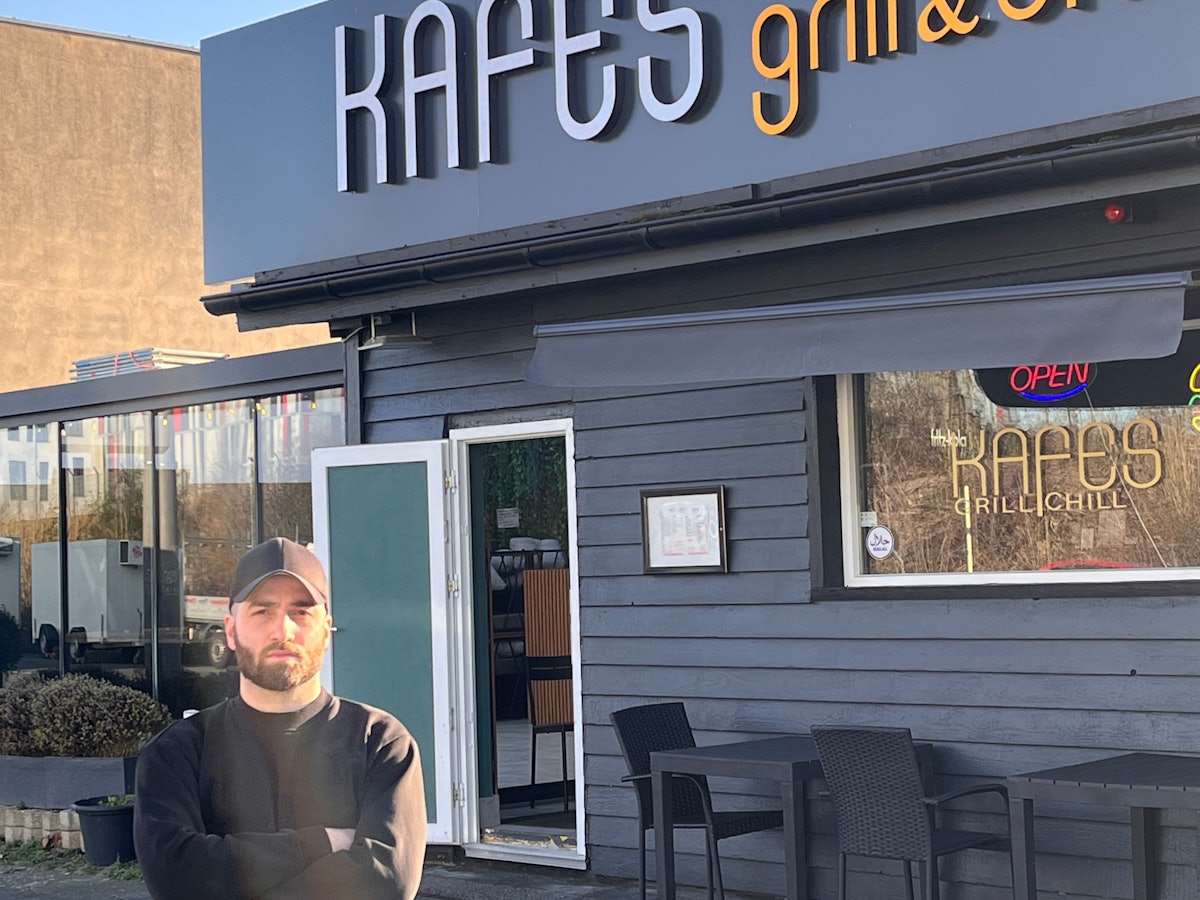 Kerim Akpinar steht vor seinem Restaurant.