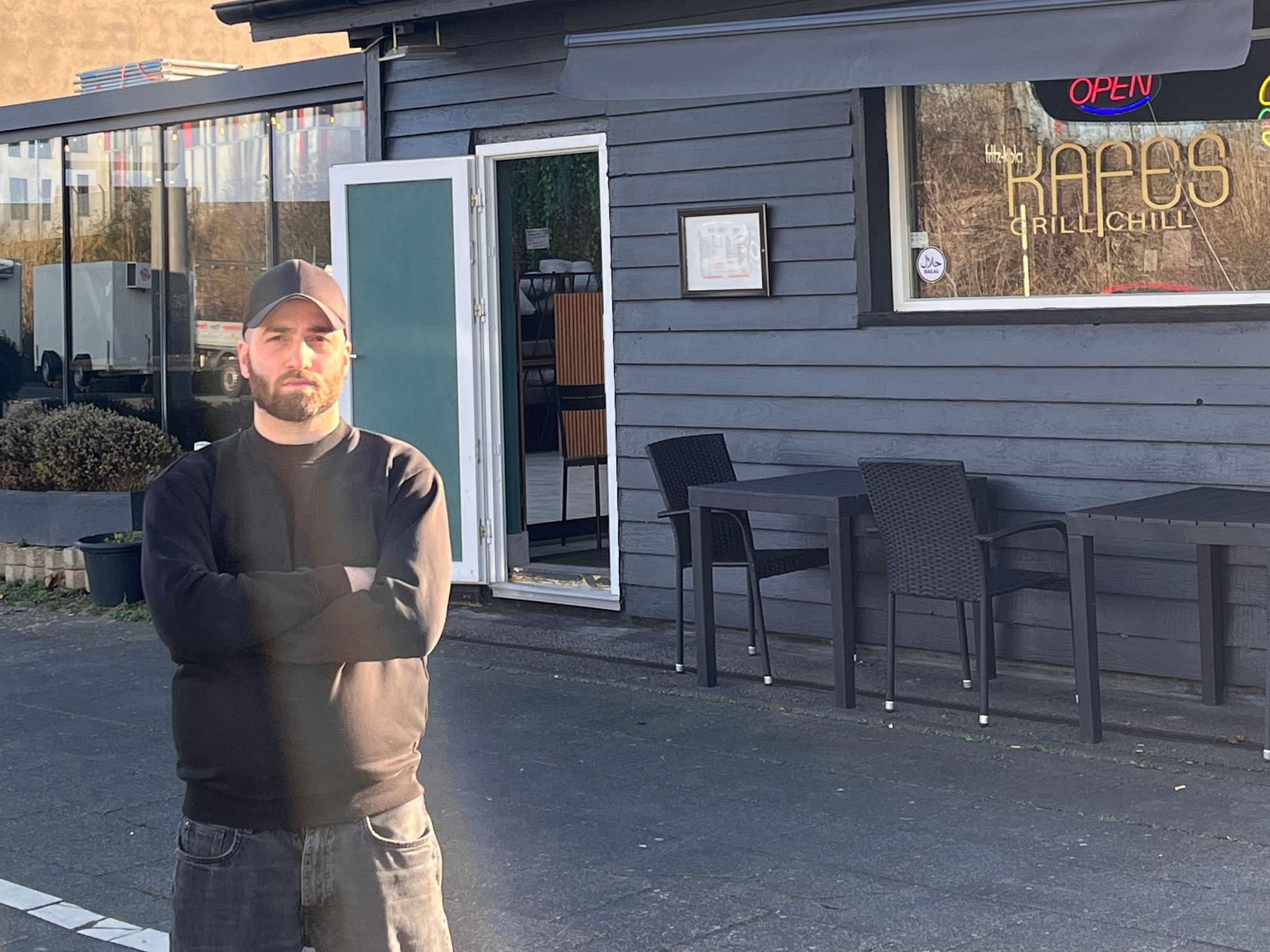 Kerim Akpinar steht vor seinem Restaurant.