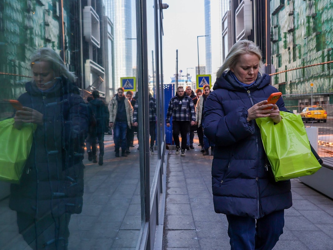 Eine Frau läuft mit ihrem Handy durch Moskau: In vielen russischen Großstädten gab es Probleme mit dem Mobilfunk.